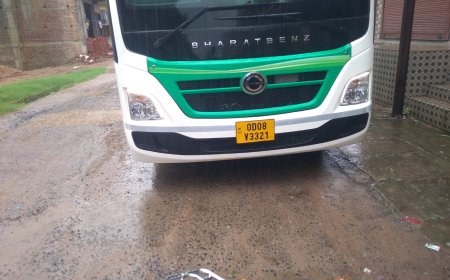 ସାମ୍ବାଦିକଙ୍କ ଗଡିକୁ ଧକ୍କା ଦେଲା ଲକ୍ଷ୍ମୀ ବସ୍,