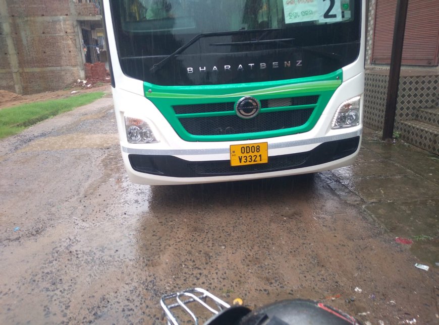 ସାମ୍ବାଦିକଙ୍କ ଗଡିକୁ ଧକ୍କା ଦେଲା ଲକ୍ଷ୍ମୀ ବସ୍,