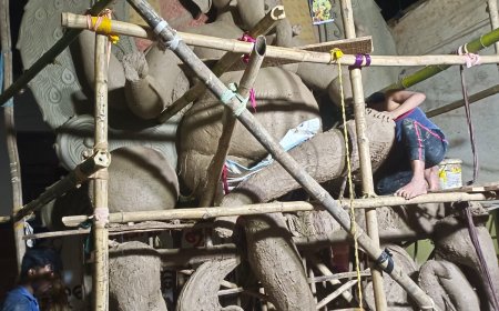 ଫ୍ରେଣ୍ଡସ ଗ୍ରୁପର ୧୭ ଫୁଟିଆ ଆକର୍ଷଣୀୟ ମୂର୍ତ୍ତି ତିଆରିରେ ନିମଗ୍ନ କାରିଗର,