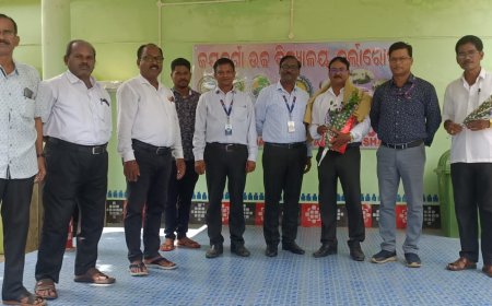 ଷ୍ଟେଟ ବ୍ୟାଙ୍କ ପରିଚାଳକ  ଓ ତାଙ୍କ ସହଯୋଗୀ ଙ୍କ ଦ୍ଵାରା ସମ୍ବର୍ଦ୍ଧିତ ହେଲେ ବିଜ୍ଞାନ ଶିକ୍ଷକ ସନ୍ତୋଷ କୁମାର କର,