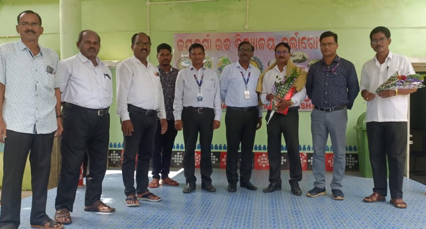 ଷ୍ଟେଟ ବ୍ୟାଙ୍କ ପରିଚାଳକ  ଓ ତାଙ୍କ ସହଯୋଗୀ ଙ୍କ ଦ୍ଵାରା ସମ୍ବର୍ଦ୍ଧିତ ହେଲେ ବିଜ୍ଞାନ ଶିକ୍ଷକ ସନ୍ତୋଷ କୁମାର କର,