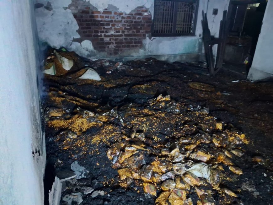 ସଟ ସର୍କିଟରେ ଜଳି ଗଲା ମିକ୍ସଚର୍ ଫ୍ୟାକ୍ଟ୍ରି :୧୦ ଲକ୍ଷ ଟଙ୍କାରୁ ଉର୍ଦ୍ଧ୍ବ ମୂଲ୍ୟର ସାମଗ୍ରୀ ଜଳି ପାଉଁଶ,