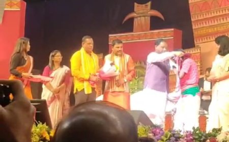 ଲୋକ ଗୀତ ଶିଳ୍ପୀ ଲଳିତ ମୋହନ୍ ଭୋଇ ଭୁବନେଶ୍ୱର ରେ ଚାଲିଥିବା ଆଦିବାସୀ ମହୋତ୍ସବ ରେ ମୁଖ୍ୟ ମନ୍ତ୍ରୀଙ୍କ ଦ୍ୱାରା ପୁରସ୍କୃତ,