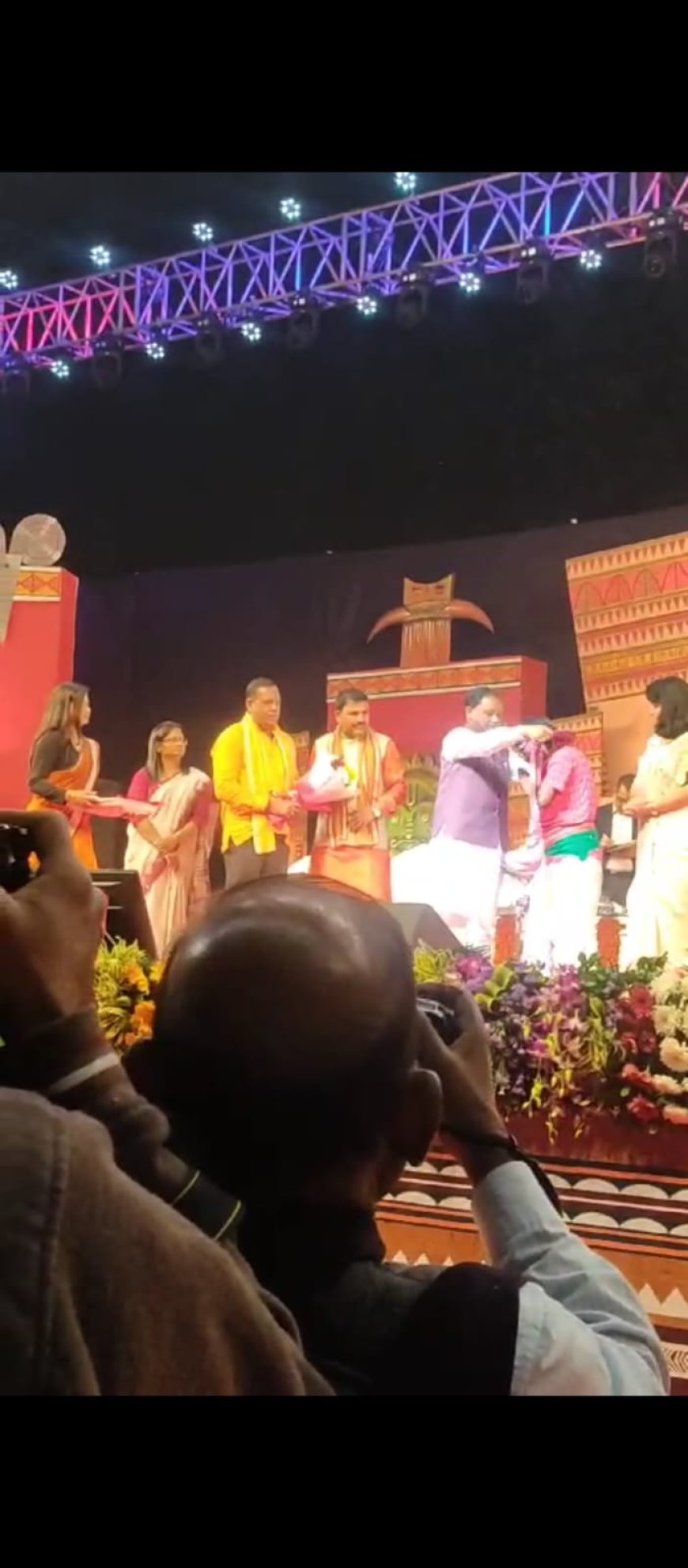 ଲୋକ ଗୀତ ଶିଳ୍ପୀ ଲଳିତ ମୋହନ୍ ଭୋଇ ଭୁବନେଶ୍ୱର ରେ ଚାଲିଥିବା ଆଦିବାସୀ ମହୋତ୍ସବ ରେ ମୁଖ୍ୟ ମନ୍ତ୍ରୀଙ୍କ ଦ୍ୱାରା ପୁରସ୍କୃତ,