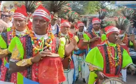 କଳାହାଣ୍ଡି ମହାରାଜାଙ୍କ ଦ୍ଵାରା ଜୁନାଗଡ଼ ମହୋତ୍ସବ ଉଦଘାଟିତ ଲୋକନୃତ୍ୟର ତାଳେ ତାଳେ ଶହ ଶହ ଲୋକେ ସାମିଲ,