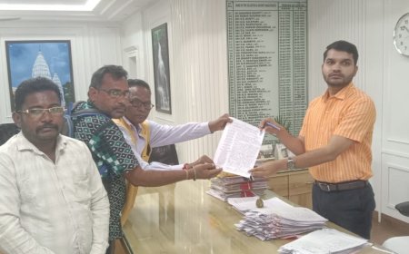 ଆର ଡି ବିଭାଗ ଧର୍ମଗଡ଼ର ମନମୁଖୀ କାର୍ଯ୍ୟକଳାପକୁ ନେଇ ଜନକଲ୍ୟାଣ ସାମ୍ବାଦିକ ସଂଘ ଗୋଲାମୁଣ୍ଡା ବ୍ଲକର ଜିଲ୍ଲାପାଳ କାର୍ଯ୍ୟାଳୟରେ ଫେରାଦ। ଦୃଢ଼ କାର୍ଯ୍ୟାନୁଷ୍ଠାନ ପାଇଁ ଦାବିପତ୍ର ପ୍ରଦାନ,