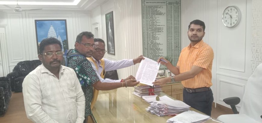 ଆର ଡି ବିଭାଗ ଧର୍ମଗଡ଼ର ମନମୁଖୀ କାର୍ଯ୍ୟକଳାପକୁ ନେଇ ଜନକଲ୍ୟାଣ ସାମ୍ବାଦିକ ସଂଘ ଗୋଲାମୁଣ୍ଡା ବ୍ଲକର ଜିଲ୍ଲାପାଳ କାର୍ଯ୍ୟାଳୟରେ ଫେରାଦ। ଦୃଢ଼ କାର୍ଯ୍ୟାନୁଷ୍ଠାନ ପାଇଁ ଦାବିପତ୍ର ପ୍ରଦାନ,