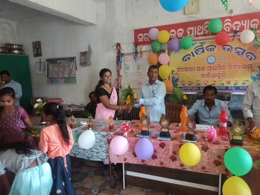 ସ୍କୁଲର ବାର୍ଷିକ ଉତ୍ସବରେ, ଡାଲିଆକୁଜି ଗାଁ ଉତ୍ସବ ମୁଖର.