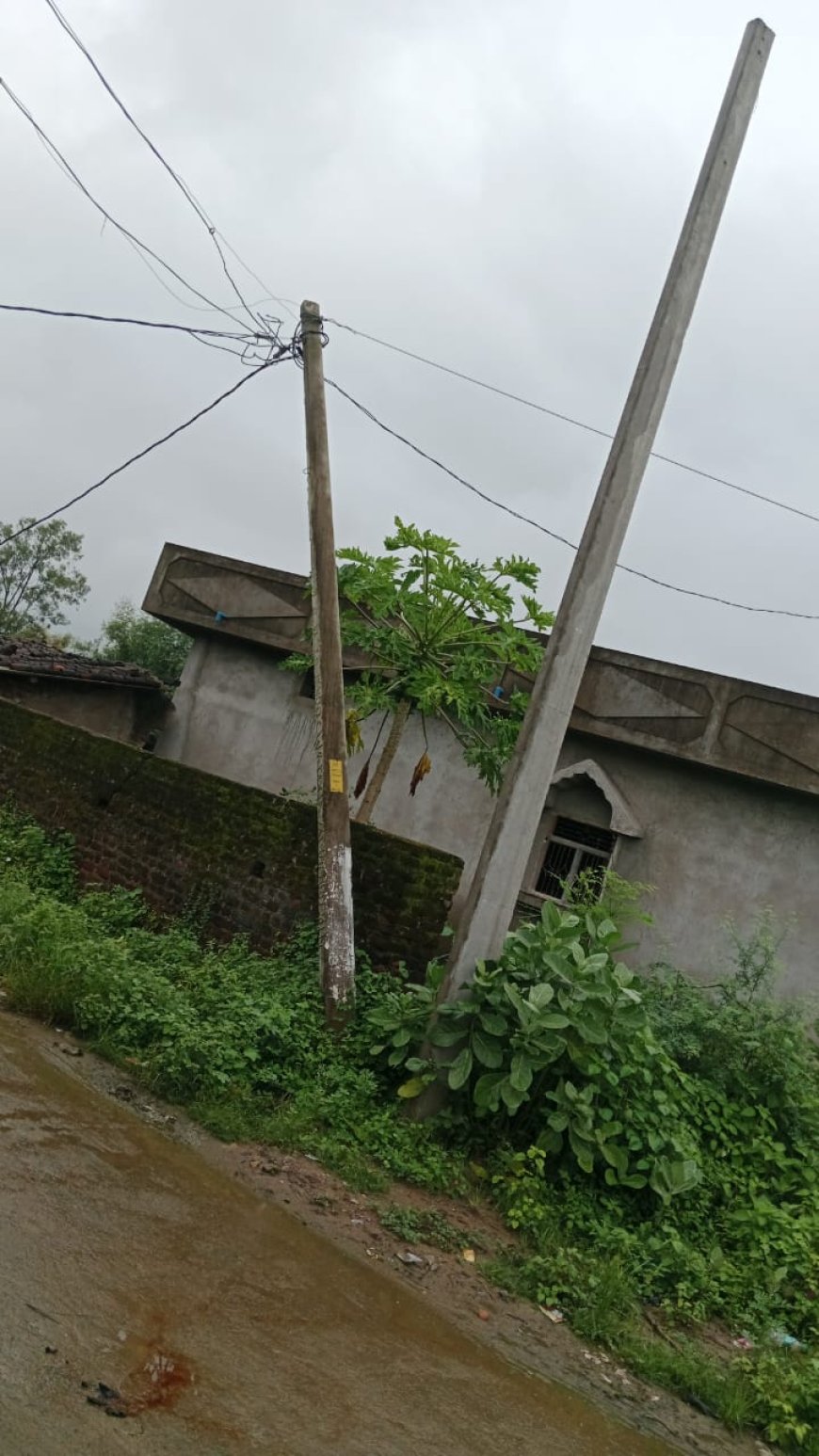 ବିପଦ ସଙ୍କୁଳ ଅବସ୍ଥାରେ  ବିଦ୍ୟୁତ୍ ଖୁଣ୍ଟ,
