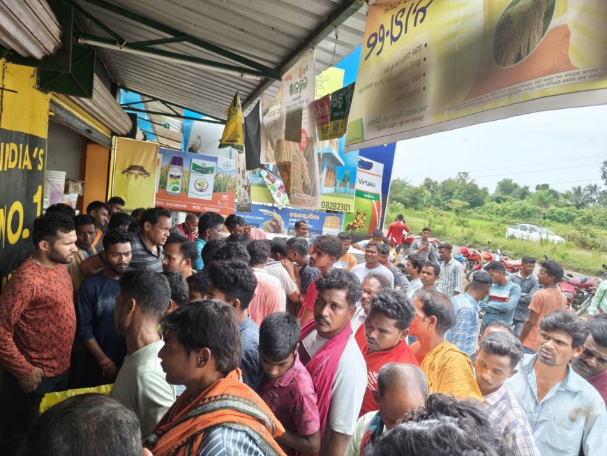 ୟୁରିଆ ସାର ବିକ୍ରି ଘଟଣା ବ୍ଲକ କୃଷି ଅଧିକାରୀଙ୍କ ତାଗିଦକୁ ଖାତିର କରୁନାହାନ୍ତି ତାରିଣୀ ଟ୍ରେଡ଼ର୍ସ । ତାଗିଦ ପରେ ବି ପୁଣି ବିକ୍ରି ହେଉଛି ୫୦୦ ଟଙ୍କାରେ ୟୁରିଆ ବସ୍ତା ।