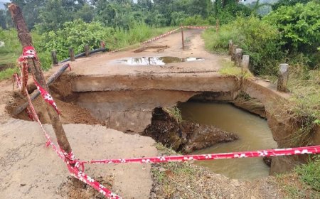 ଲଘୁଚାପ ବର୍ଷାରେ ଭାଙ୍ଗିଲା ପୋଲ । ଯାତାୟାତ ଠପ ,