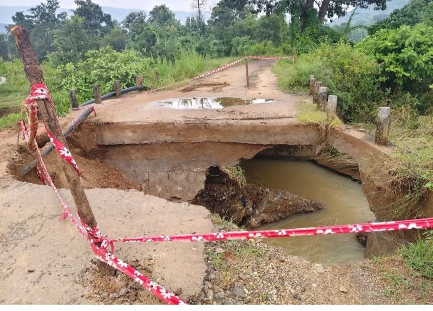 ଲଘୁଚାପ ବର୍ଷାରେ ଭାଙ୍ଗିଲା ପୋଲ । ଯାତାୟାତ ଠପ ,