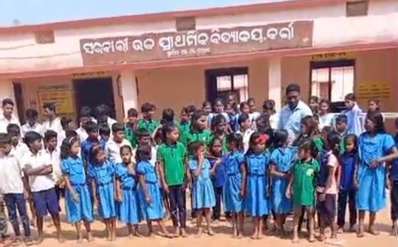 ୨ ଶହ ଛାତ୍ରଛାତ୍ରୀକୁ ନେଇ ୩ ଶିକ୍ଷକ ।ଜଣେ ଶିକ୍ଷକ ଦୁର୍ଘଟଣାରେ ପୀଡିତ ଜଣେ ମାଟ୍ରିକ ପରୀକ୍ଷାର ପର୍ଯ୍ୟବେକ୍ଷକ । ଜଣେ ଶିକ୍ଷକରେ ଚାଲିଛି ଶିକ୍ଷା ଦାନ ।