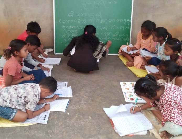 ରୁକଚନ୍ ମାଝୀ ଙ୍କ ସହାୟତା ରେ ୧ ବର୍ଷ ପାଇଁ ମୋଟଗଣ୍ଡା ଗ୍ରାମରେ ମାଗଣା ଶିକ୍ଷାଦାନ ଆରମ୍ଭ,