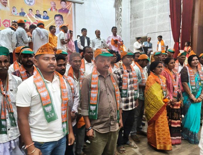 କଳାହାଣ୍ଡି ବିଜେପି ର ମିଶ୍ରଣ ପର୍ବ  ନବ ଗଠିତ ନର୍ଲା ଏନ୍ଏସି ଅଞ୍ଚଳ ରୁ ଯୋଗ ଦେଲେ ୫୦ ରୁ ଉର୍ଦ୍ଧ୍ବ ବିଜେଡି ଓ କଂଗ୍ରେସ କର୍ମୀ  ।