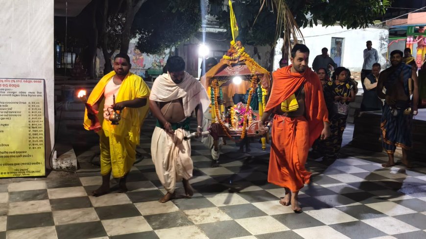 ରାଧା ଗୋବିନ୍ଦ ବିମାନରେ ଝୁଲି ଝୁଲି ସାହି ପରିକ୍ରମା କରି ଭୋଗ ଖାଉଛନ୍ତି : ପୂଜା ପାଉଛନ୍ତି ଦୋଳ ବିମାନରେ ରାଧା କୃଷ୍ଣ