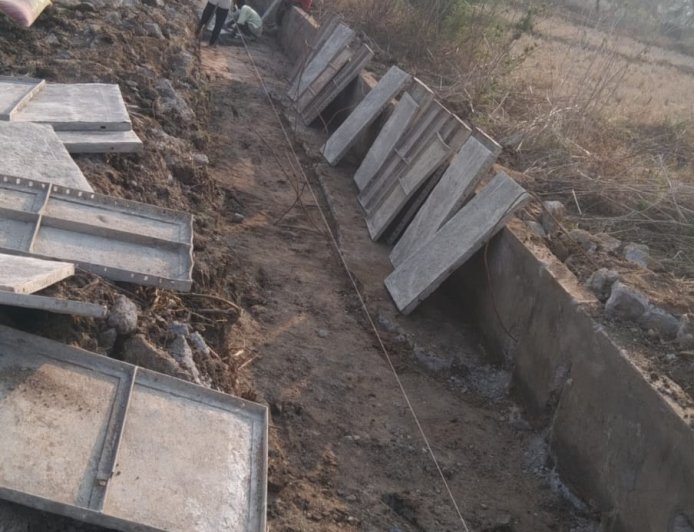 ଠିକାଦାରଙ୍କ ମନମୁଖିରେ ଚାଲିଛି କାଟିକୁଟା କେନାଲ କାମ ନିମ୍ନମାନ କାମକୁ ନେଇ ଚାଷୀ ଅସନ୍ତୋଷ ।