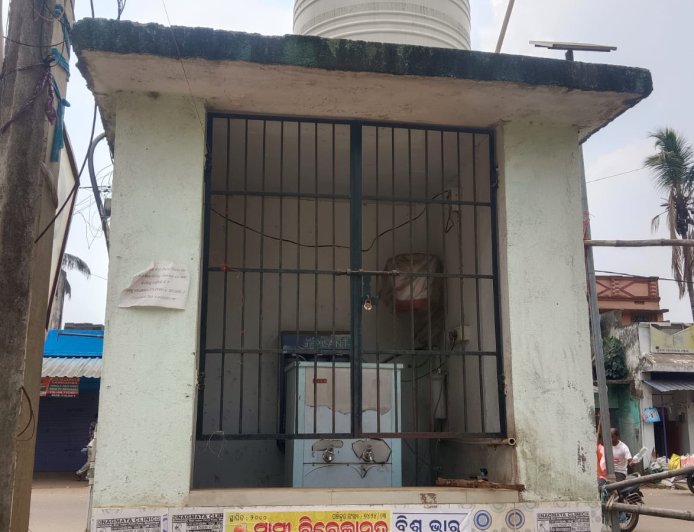 ଲକ୍ଷାଧିକ ଟଙ୍କା ବ୍ୟୟରେ ସ୍ଥାପିତ ହୋଇଥିବା ପାନୀୟ ଜଳ ପ୍ରକଳ୍ପ ଅଚଳ : ପ୍ରବଳ ଖରାରେ ପଥିକ ହନ୍ତସନ୍ତ,