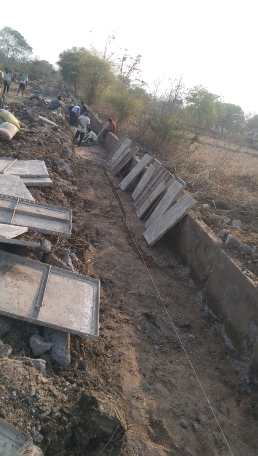 ଠିକାଦାରଙ୍କ ମନମୁଖିରେ ଚାଲିଛି କାଟିକୁଟା କେନାଲ କାମ ନିମ୍ନମାନ କାମକୁ ନେଇ ଚାଷୀ ଅସନ୍ତୋଷ ।