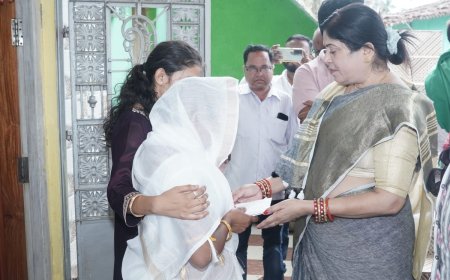 ପାଇଖାନା ଟାଙ୍କିରେ ଶ୍ୱାସ ରୋଧ ହୋଈ ମୃତ୍ୟୁ ବରଣ କରିଥିବା ପରିବାରକୁ ନର୍ଲା ବିଧାୟିକାଙ୍କ ସହାୟତା ରାଶି ପ୍ରଦାନ,