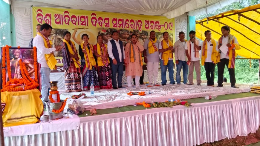 ବିଶ୍ବ ଆଦିବାସୀ ଦିବସ ରେ ଦୁଲୁକିଲା ଲାଞ୍ଜିଗଡ, ଅସ୍ତ୍ର ଶସ୍ତ୍ର ରେ ସୁସଜ୍ଜିତ ହୋଇ କଲେ ଶୋଭାଯାତ୍ରା,