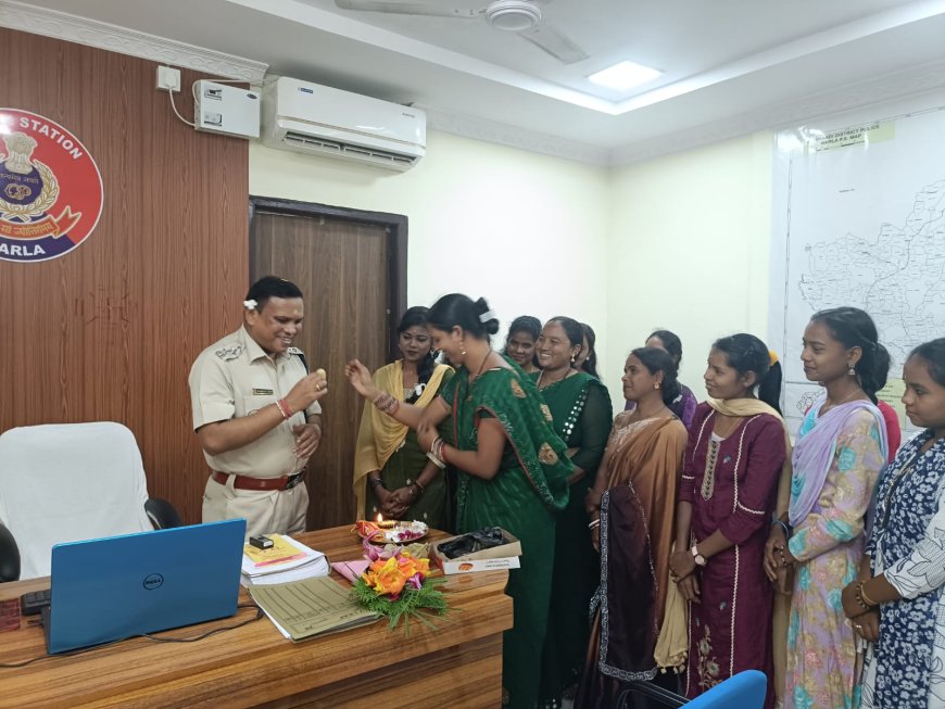ରୁପ୍ରାରୋଡ ସ୍ଥିତ ଏକଲ ଗ୍ରାମୋଥାନ୍ ଫାଉଣ୍ଡେସନ ସିଲେଇ ପ୍ରଶିକ୍ଷଣ ସଂସ୍ଥା ପକ୍ଷରୁ ଥାନାରେ ରକ୍ଷାବନ୍ଧନ ପର୍ବ ପାଳନ।